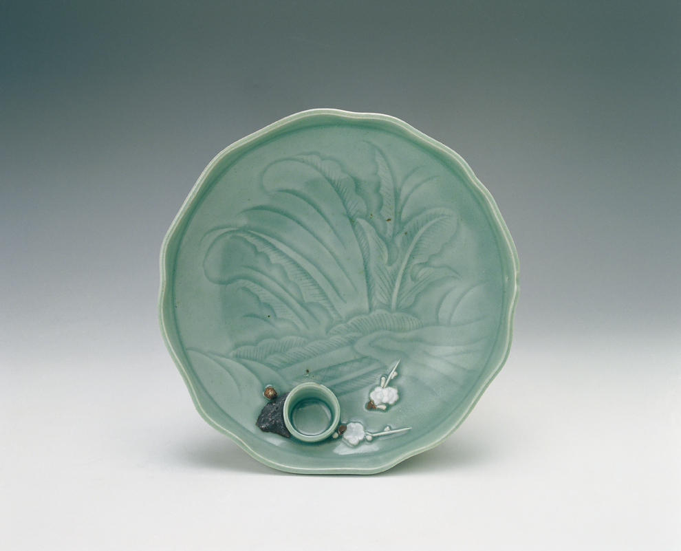 Celadon Tripod Dish with an Incised Banana Pattern