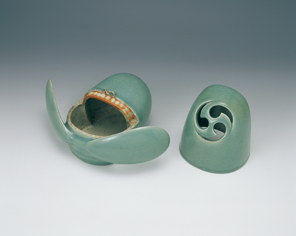 青瓷花唐草紋冠形香爐