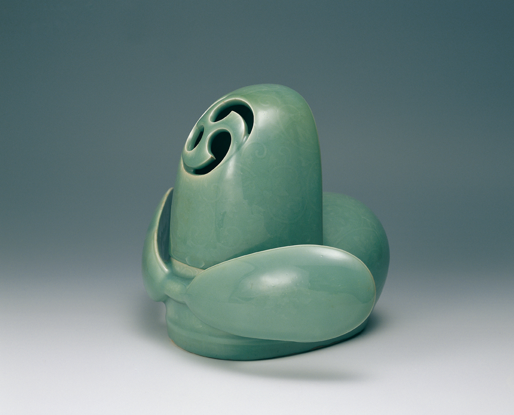 青瓷花唐草紋冠形香爐