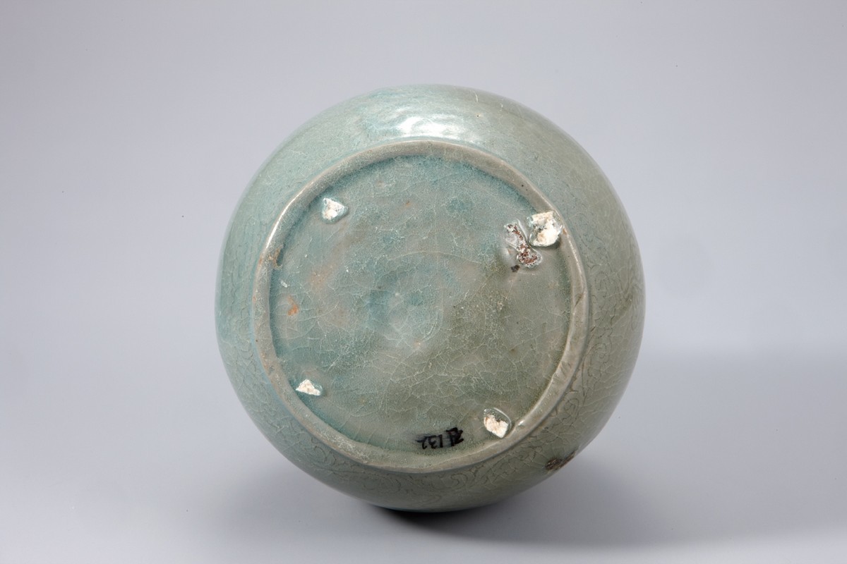 Long-Neck Bottle with Ru-I and Cloud Patterns, Celadon
