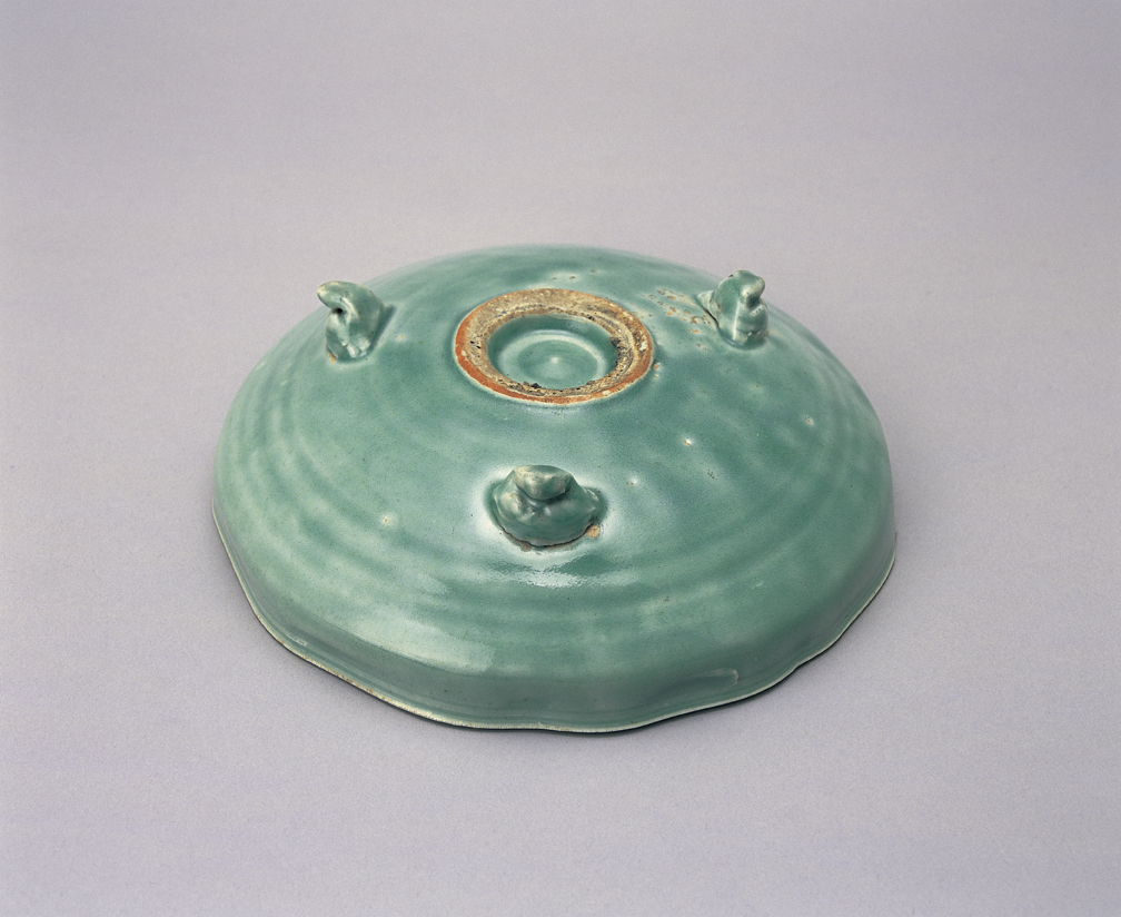 Celadon Tripod Dish with an Incised Banana Pattern