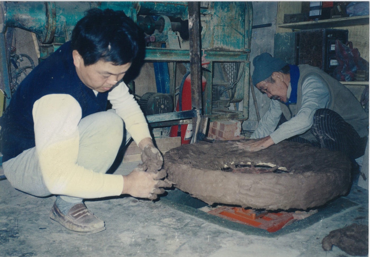 1990 年代王漢騰教導兒子王致富以古早的方法做腳踢轆轤