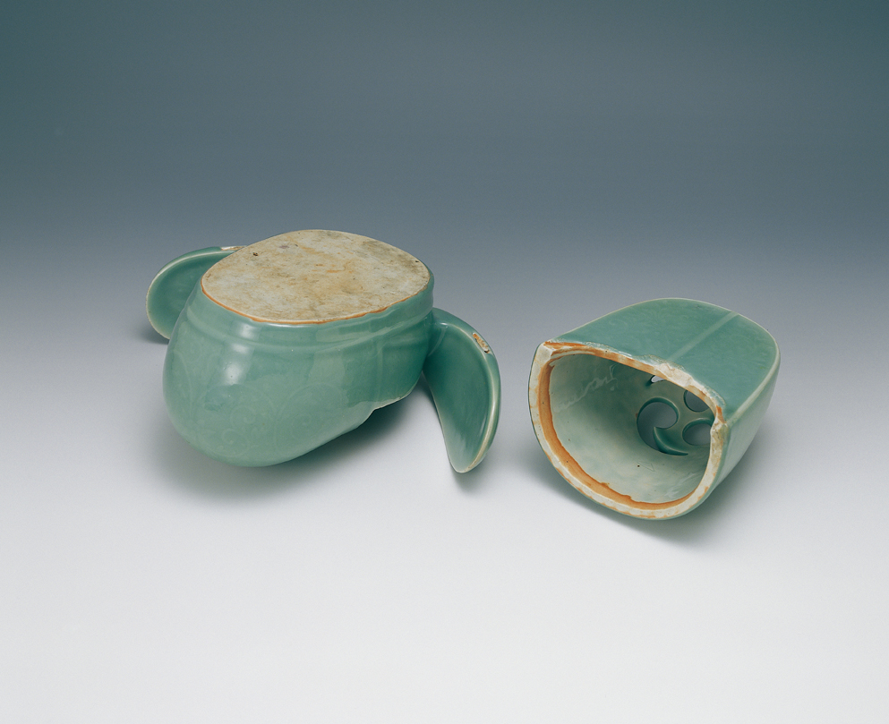 青瓷花唐草紋冠形香爐