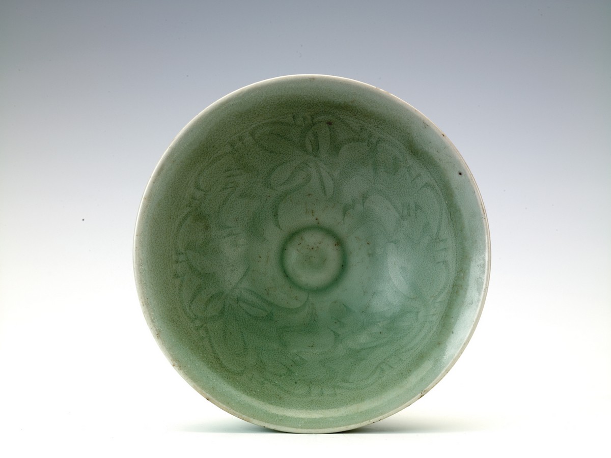 Longquan Celadon Bowl Decorated with Lotus Flower Pattern