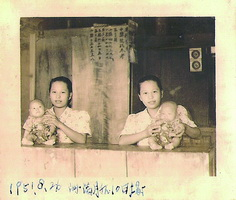1951年劉鎮洲滿月與母親合照