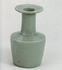 圖2-1：
青瓷盤口折肩瓶（高麗．12世紀）高14.3公分　口徑6.7公分，韓國國立中央博物館收藏