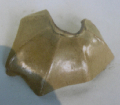 圖1-1c：青瓷八稜長頸瓶（晚唐．9-10世紀），浙江上林湖窯址出土，陳萬里先生採集於1954年