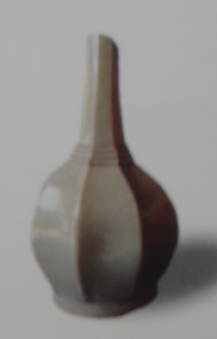 圖1-1b：青瓷八稜長頸瓶（晚唐．9-10世紀），浙江上林湖窯址出土