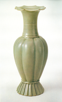圖2-1a：青瓷瓜形瓶和小品（高麗．12世紀）（瓶）高14.3公分　口徑6.7公分，仁宗王（在位，1123-1146年）墓出土，韓國國立中央博物館收藏