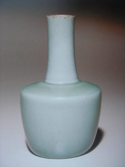 圖2-3：青瓷紙槌瓶（北宋．汝窯），高20.5公分，臺北故宮博物院收藏