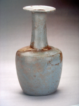 圖2-2：青瓷盤口折肩瓶（北宋．汝窯），高16.6公分　口徑13.5公分，河南省文物考古所收藏